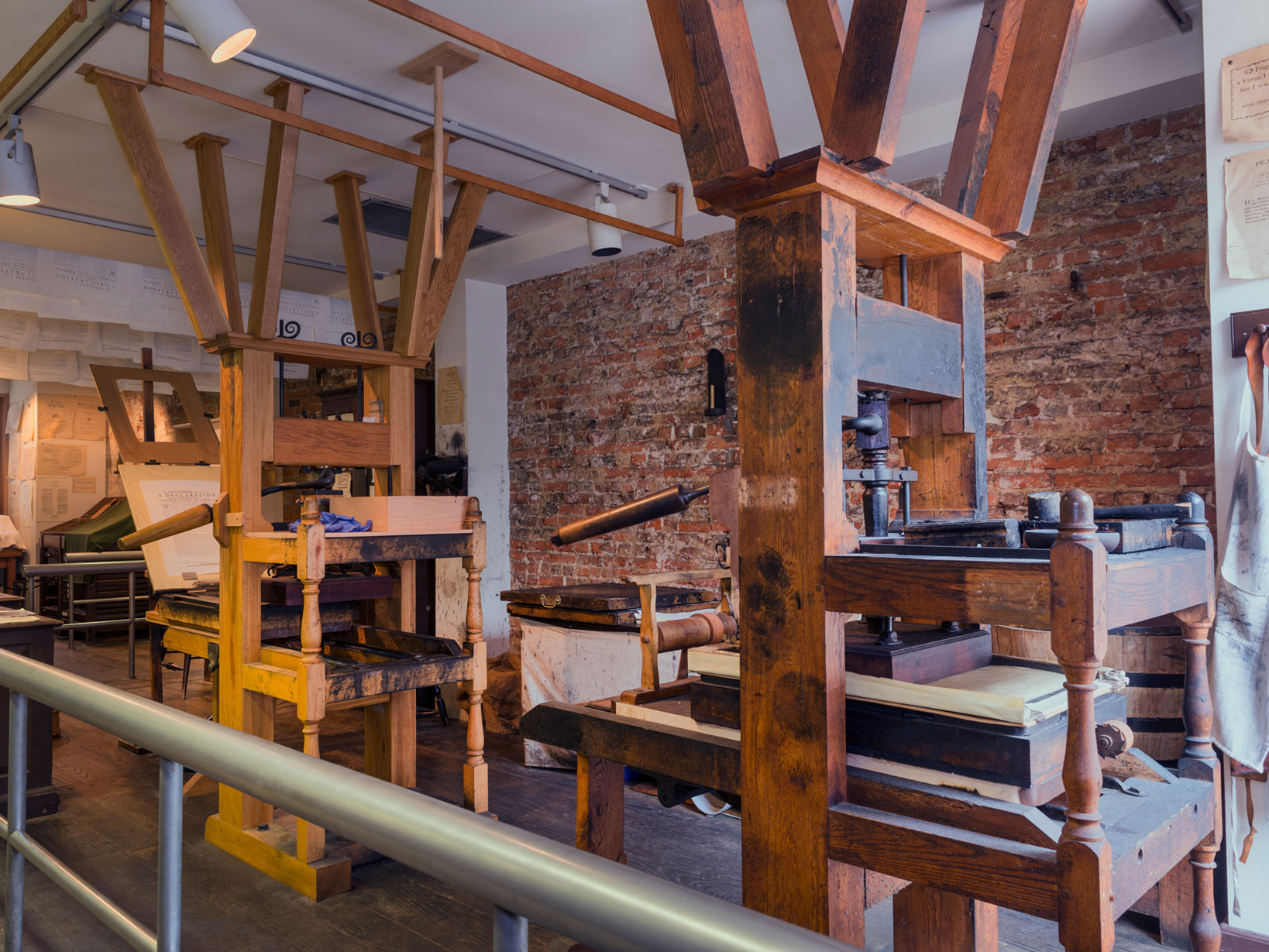 Hai máy in gỗ thế kỷ XVIII được phục dựng tại Franklin Court Printing Office